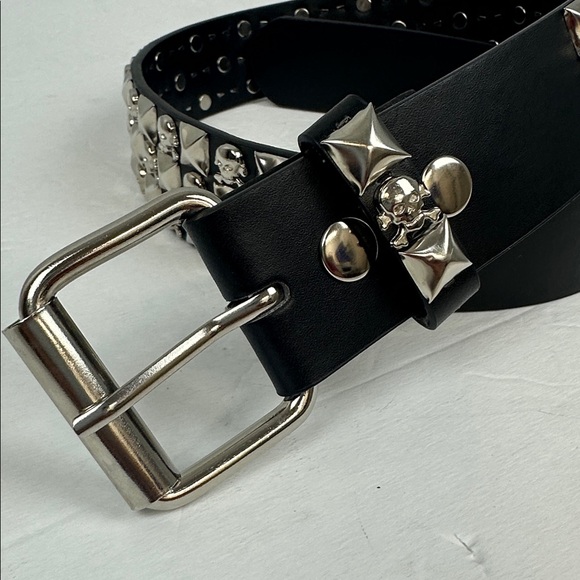 Hot Topic Skulls & Crossbones Three Row Pyramid Stud Belt Sz S - Picture 6 of 11